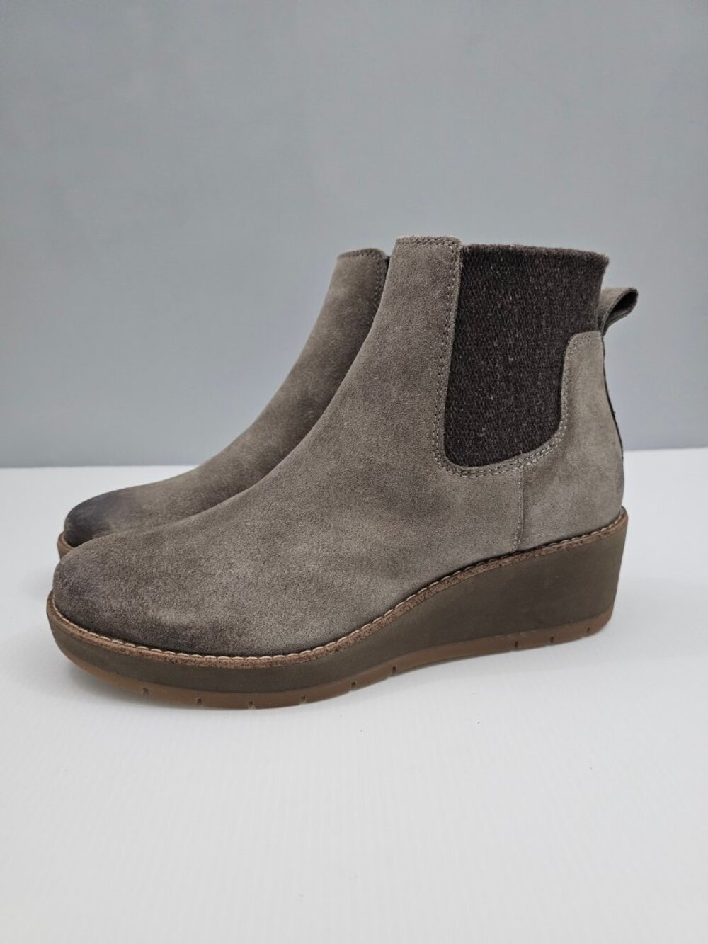 Comfortiva Ferna Wedge Ankle Boot Size 8 Taupe Suede Pull On Chelsea Comfort NEW